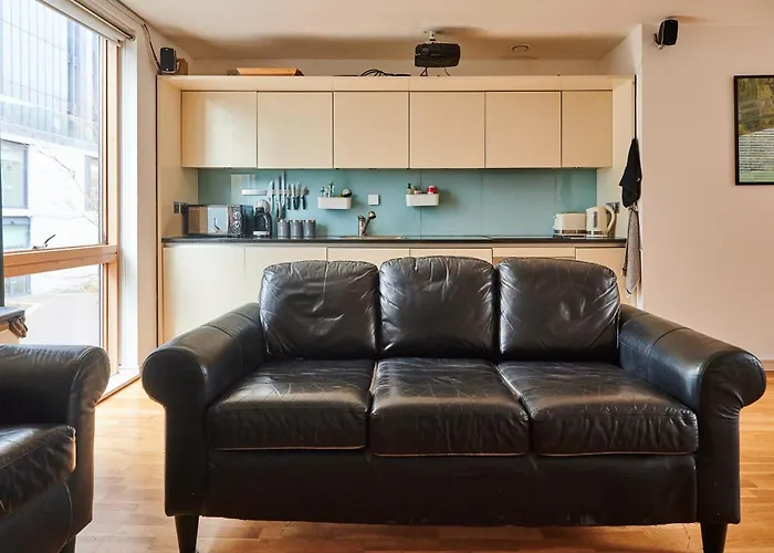 Bright 2 Bedroom Flat In Old Street With Balcony