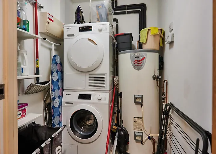 Bright 2 Bedroom Flat In Old Street With Balcony